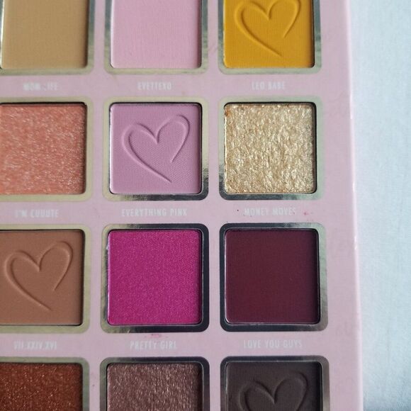 Beauty Creations Cosmetics - Bevettexo Eyes on me Shadow Palette - Picture 7 of 10